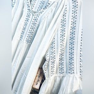NWT Indigo Rose 3X gauzy white peasant top with blue design details